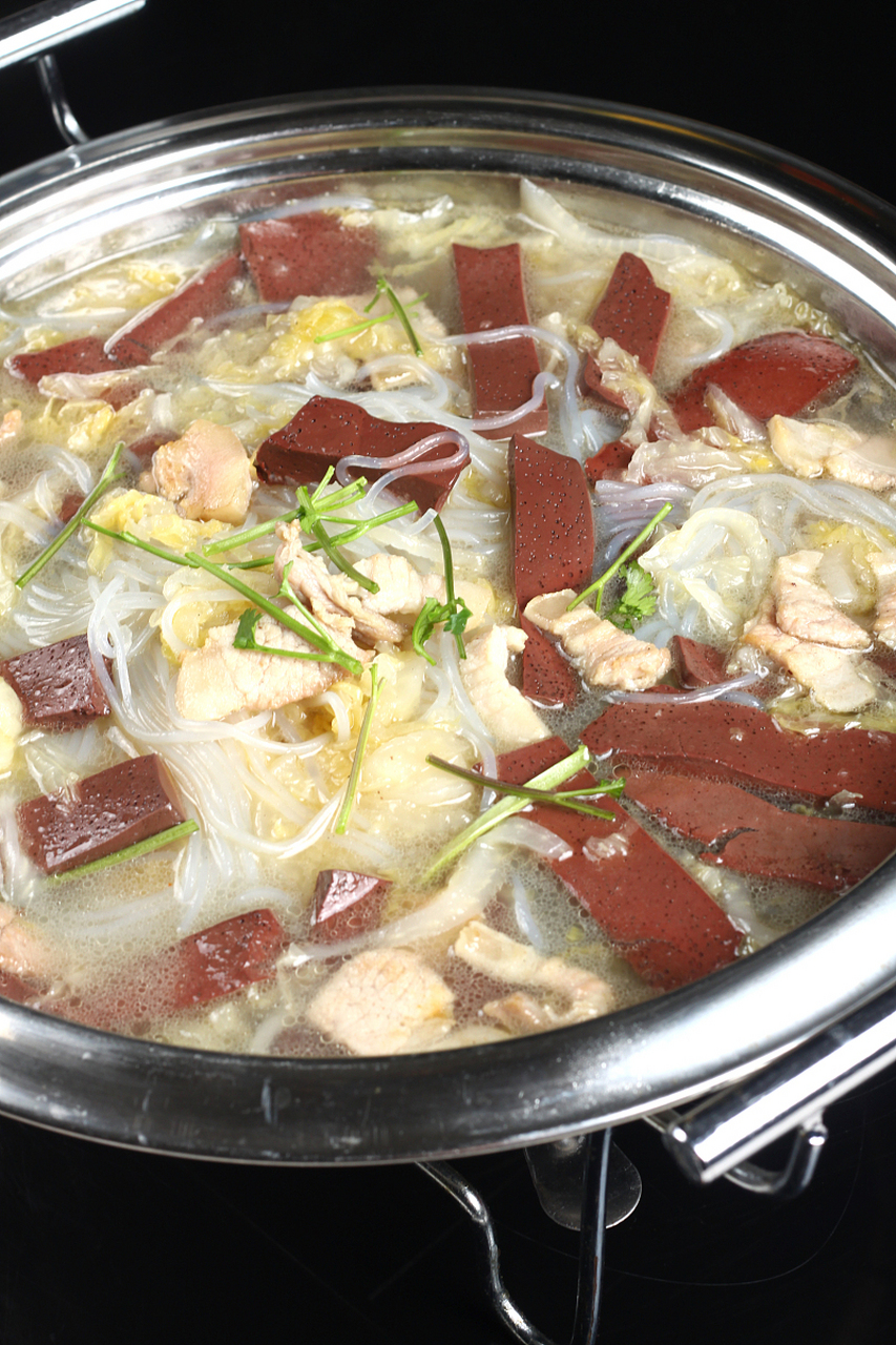 酸菜炖血肠,一道充满东北风情的美食,不仅口感鲜美,而且营养丰富.