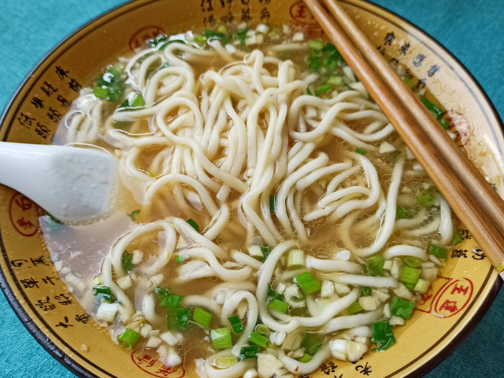 1把面条2根小葱,教你传统的葱油面做法,汤汁鲜美,比面馆的好吃