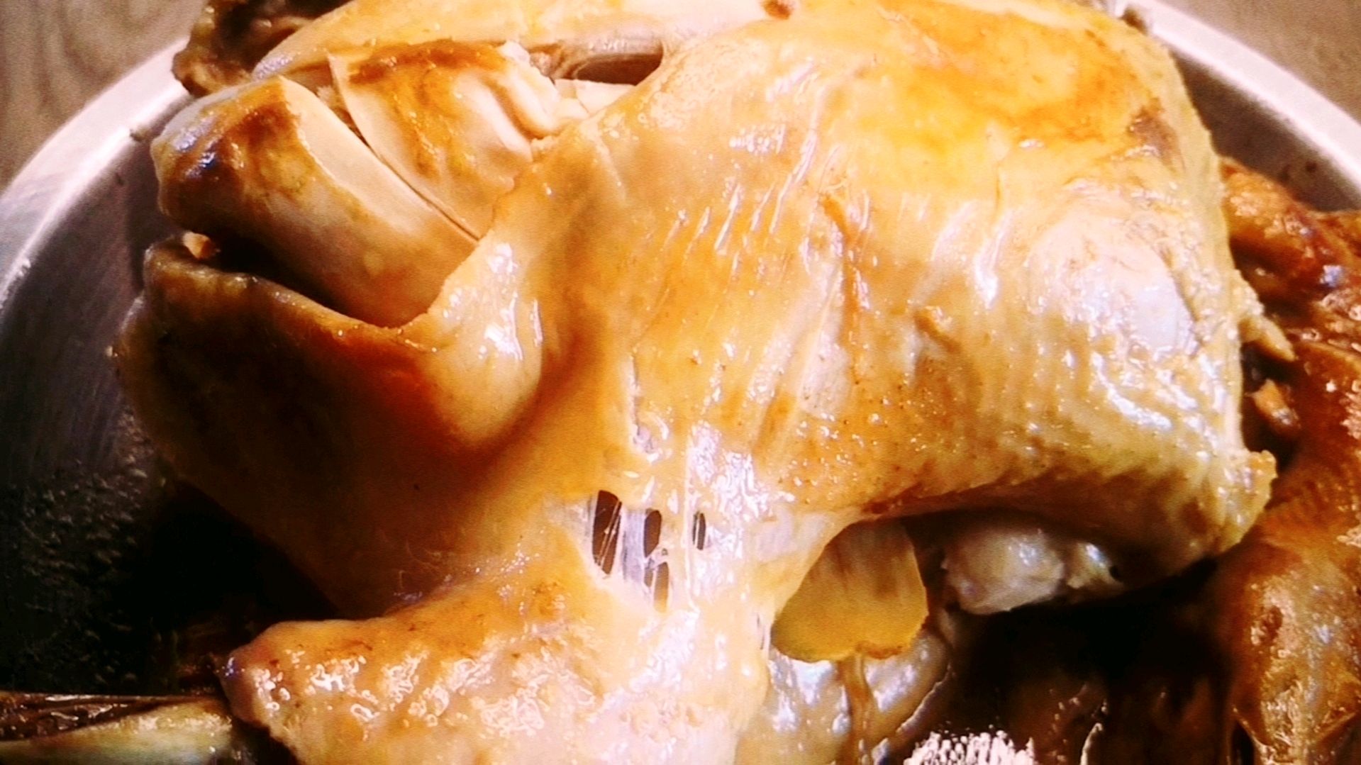 客家传统菜盐焗鸡香气四溢,鸡肉嫩滑咸香入味,简单易学,越吃越香