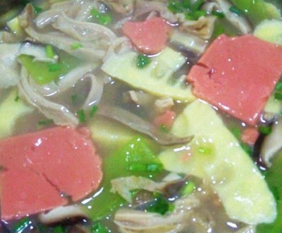 三鲜汤 材料:香菇8朵,猪肉250g,西红柿两个,火腿肠1根,上海青两三棵