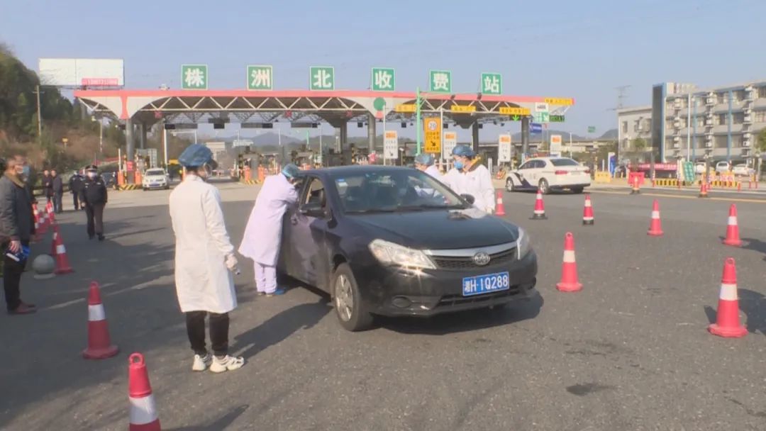 临时号牌上高速怎样拿卡片上车 临时号牌上高速怎样拿卡片上车