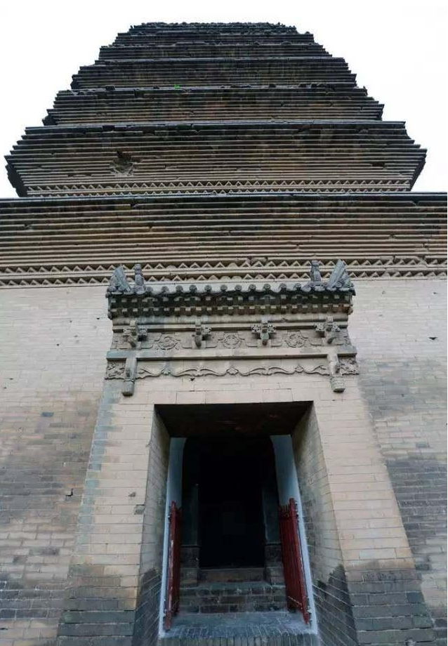 小雁塔虽高达45米,是一砖一瓦堆砌起来,这些用来砌小雁塔的砖