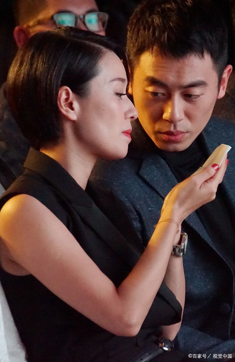 一次节目,主持人问马伊琍:"你和朱亚文那么多场吻戏,又在哺乳期,会不