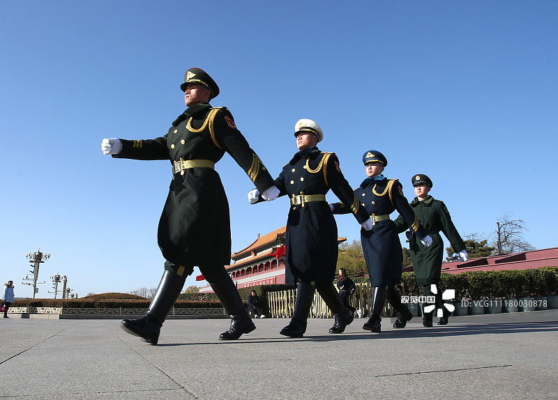 北京迎来降温天气 解放军战士顶寒风在天安门站岗执勤