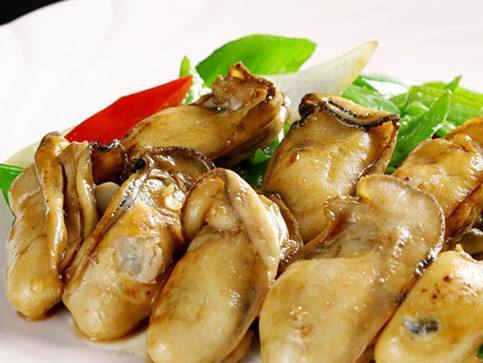 第三道菜叫红烧海螺,也是一种特色菜.