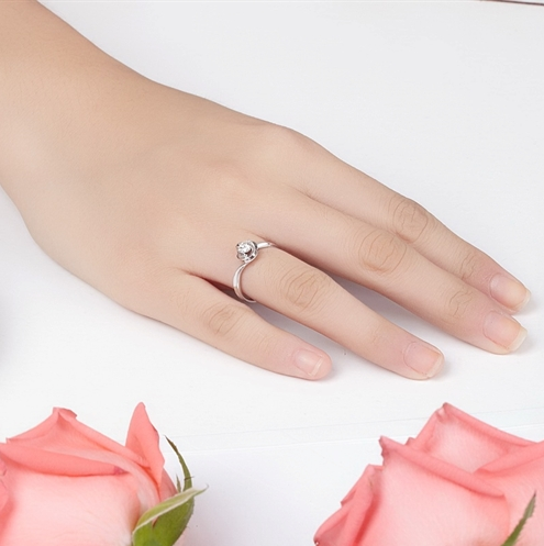 心理学:哪只戴戒指的手跟你最像?测你赢不过怎样的小三!