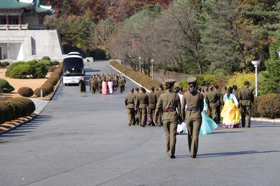 图为两名走在路上的朝鲜女兵,从背影上看,身材不错,非常诱人