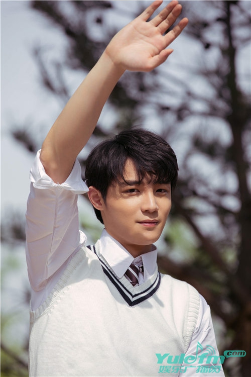 家有少年初长成!孙思伟曝清新写真 笑容温暖气质尽显