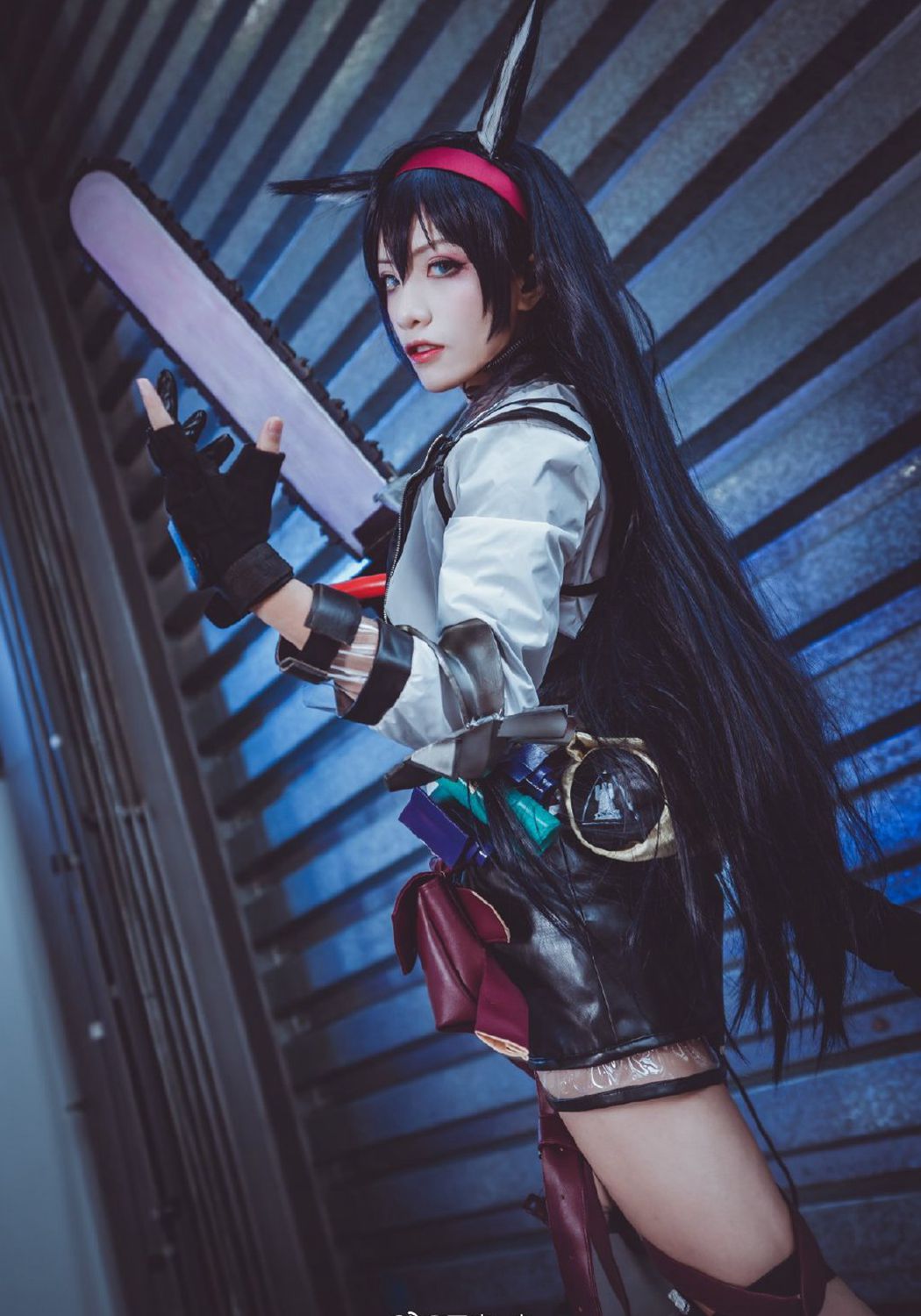 明日方舟煌cos:霸气外露,手中的机械能放下吗?