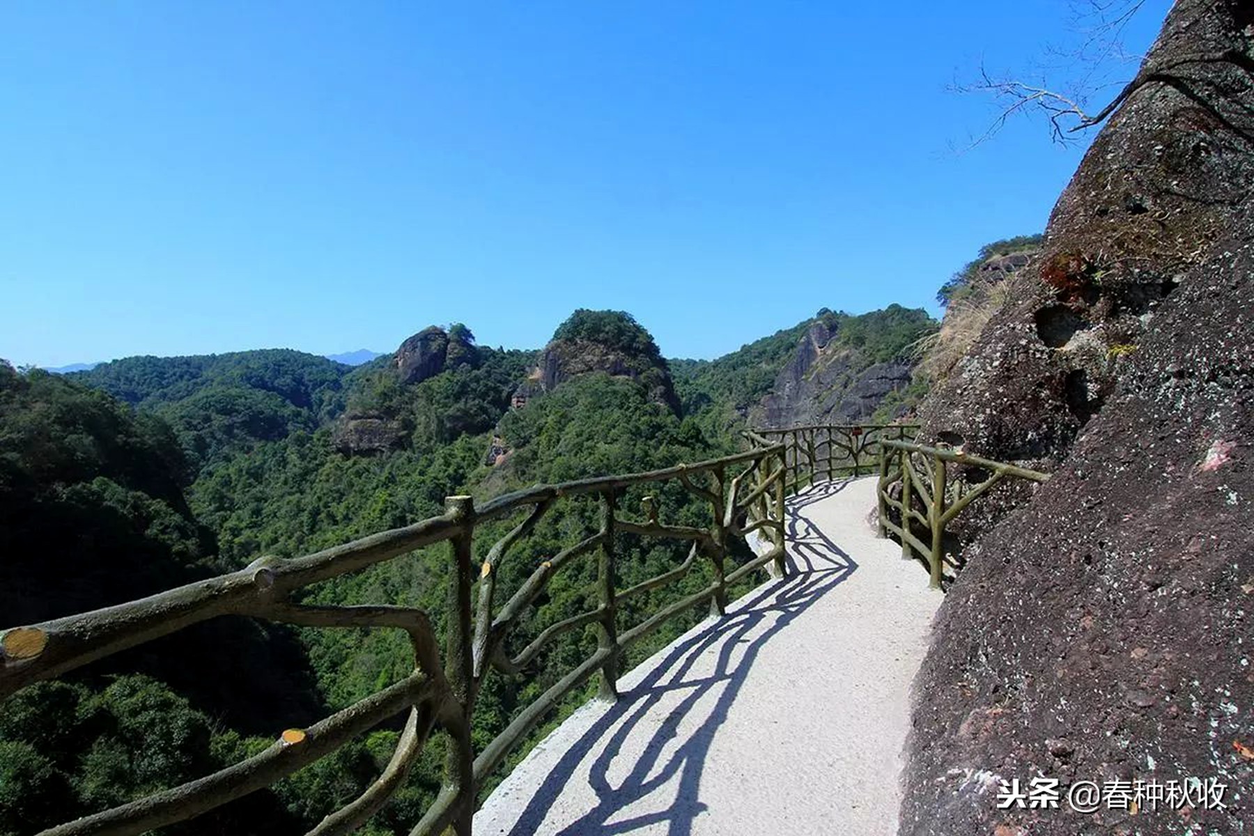 这是整个栈道施工的最危险的阶段,也是最为重要的阶段.