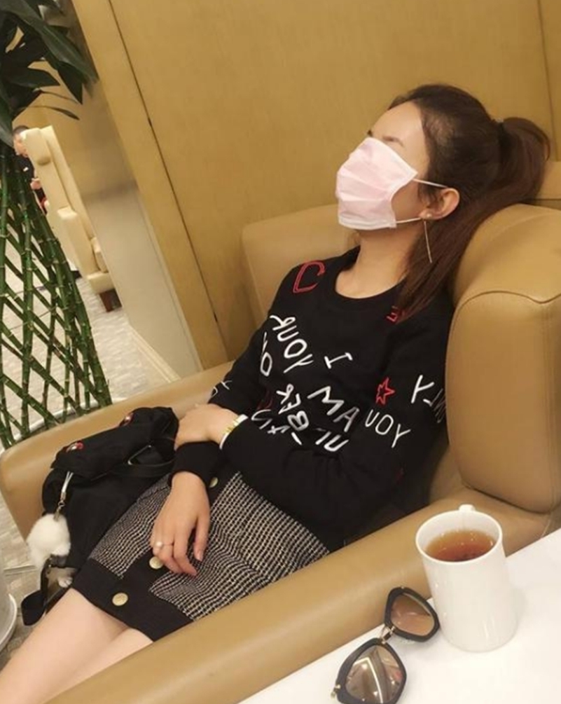 女星累了都是怎么睡觉的?郑爽睡着依然美,看到她的睡姿好心疼!