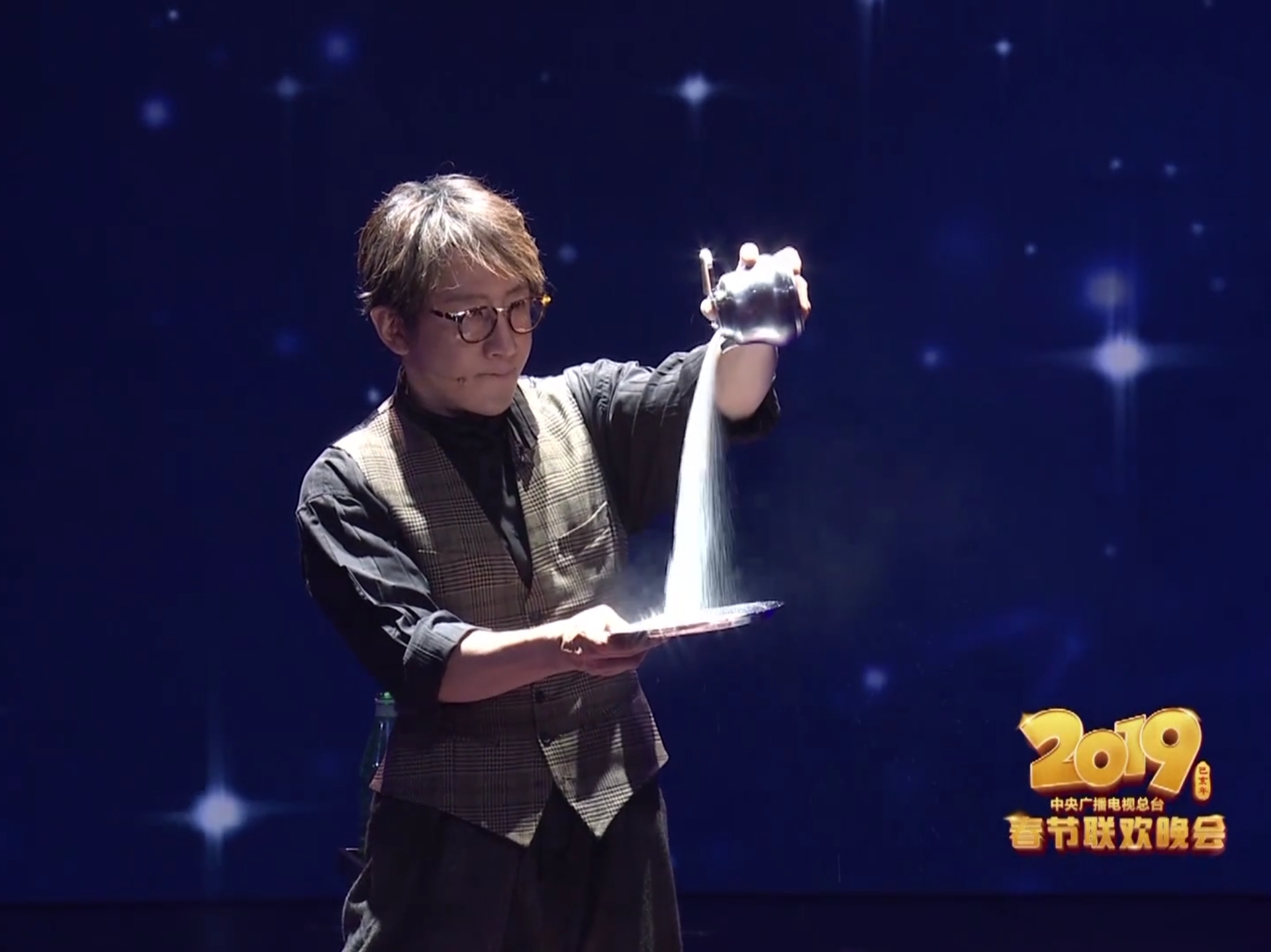 《2019央视春晚》刘谦魔术存在漏洞,但他已成功达到