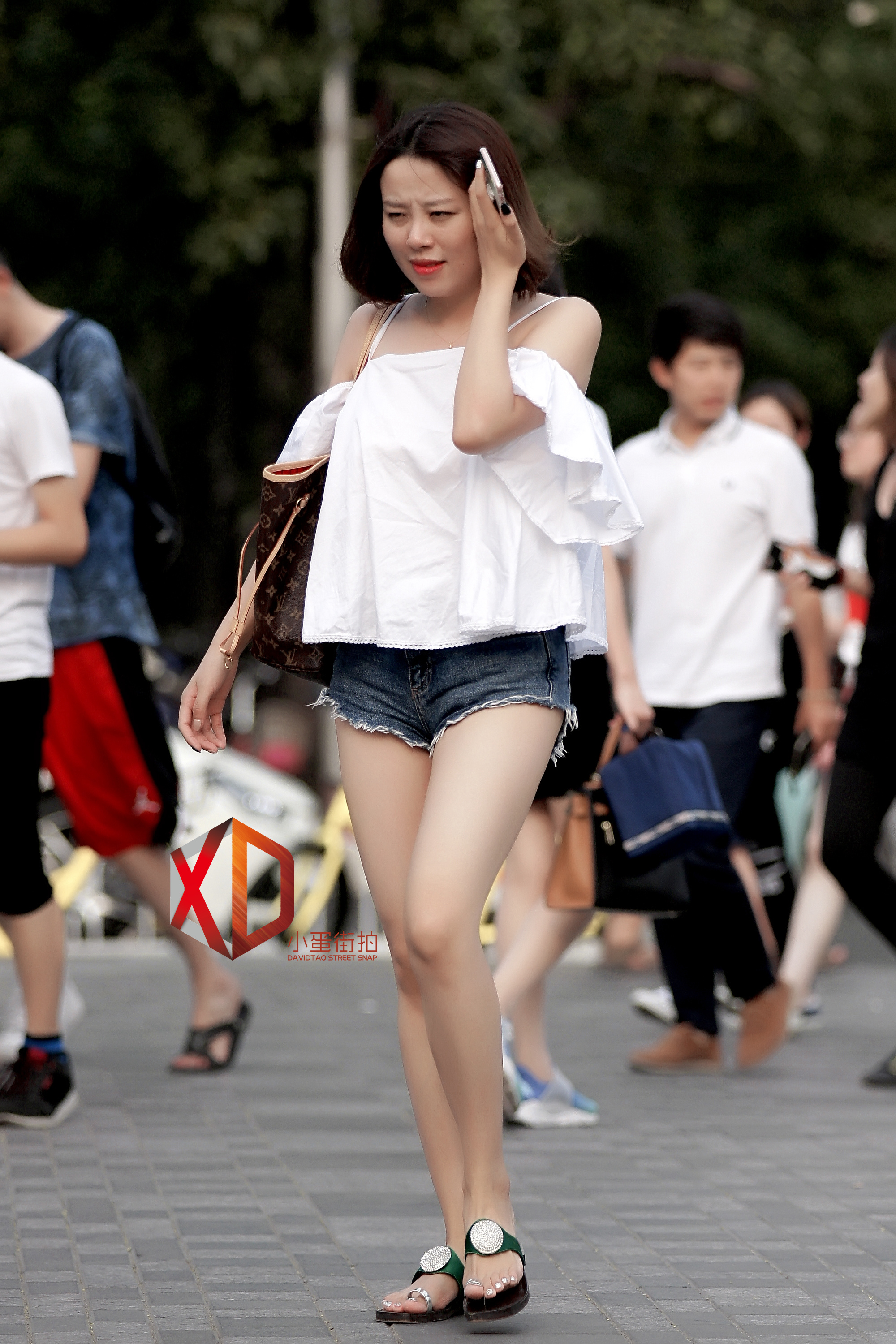 街拍东莞:牛仔短裤,大白腿,白色上衣,身材匀称而成熟,好美啊