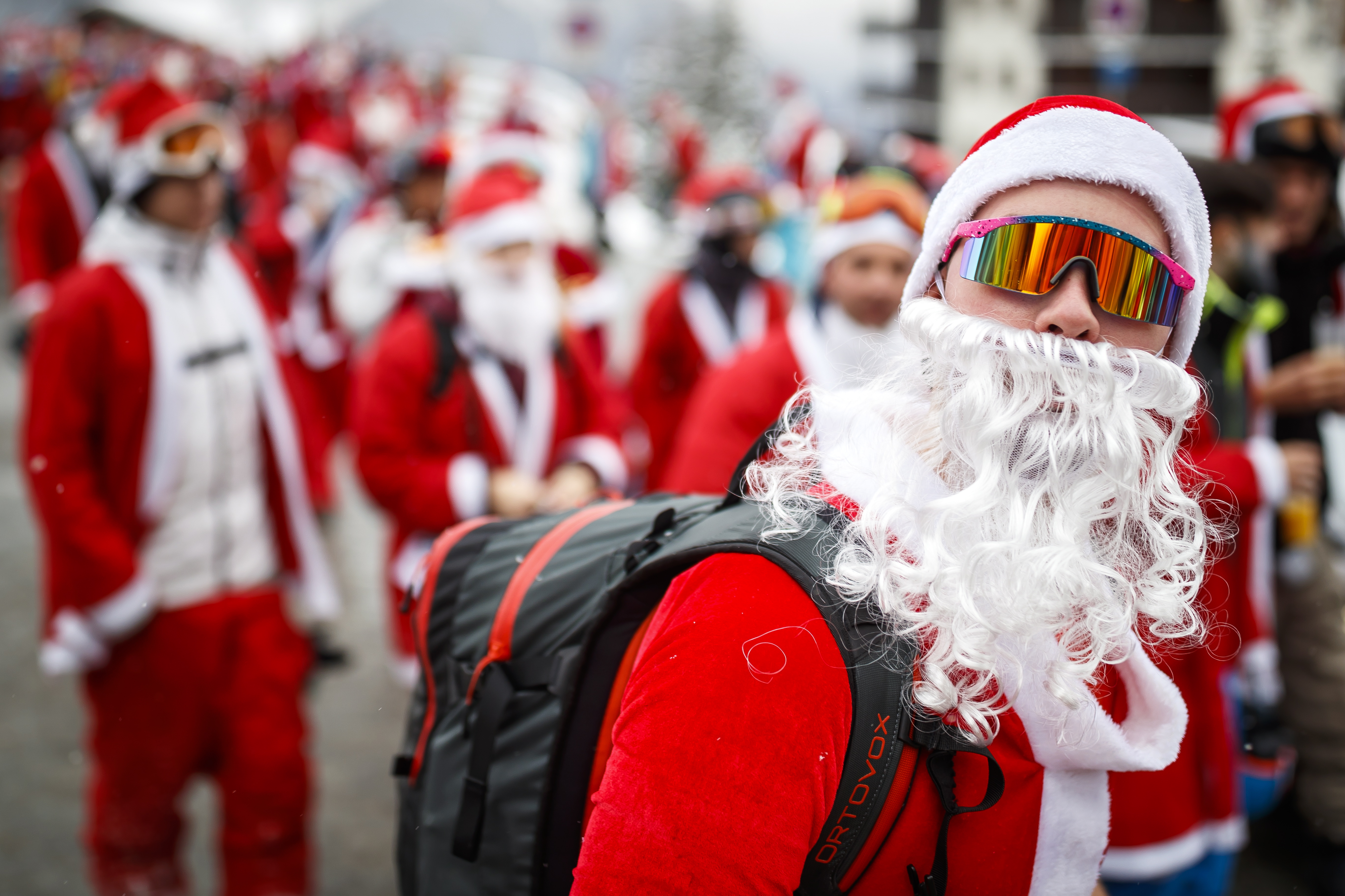 新华社照片,外代,2018年12月9日    (外代二线)"圣诞老人"开启滑雪季