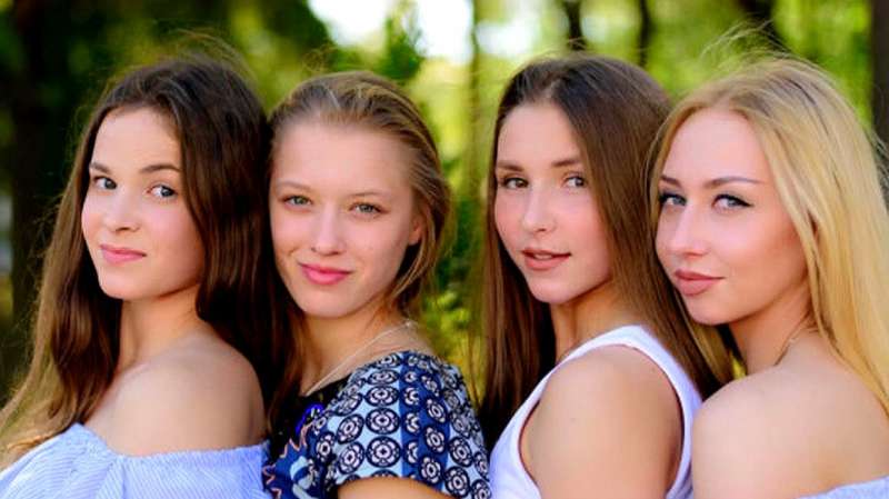 小伙去俄罗斯旅游,就带了一箱的红星二锅头,猜