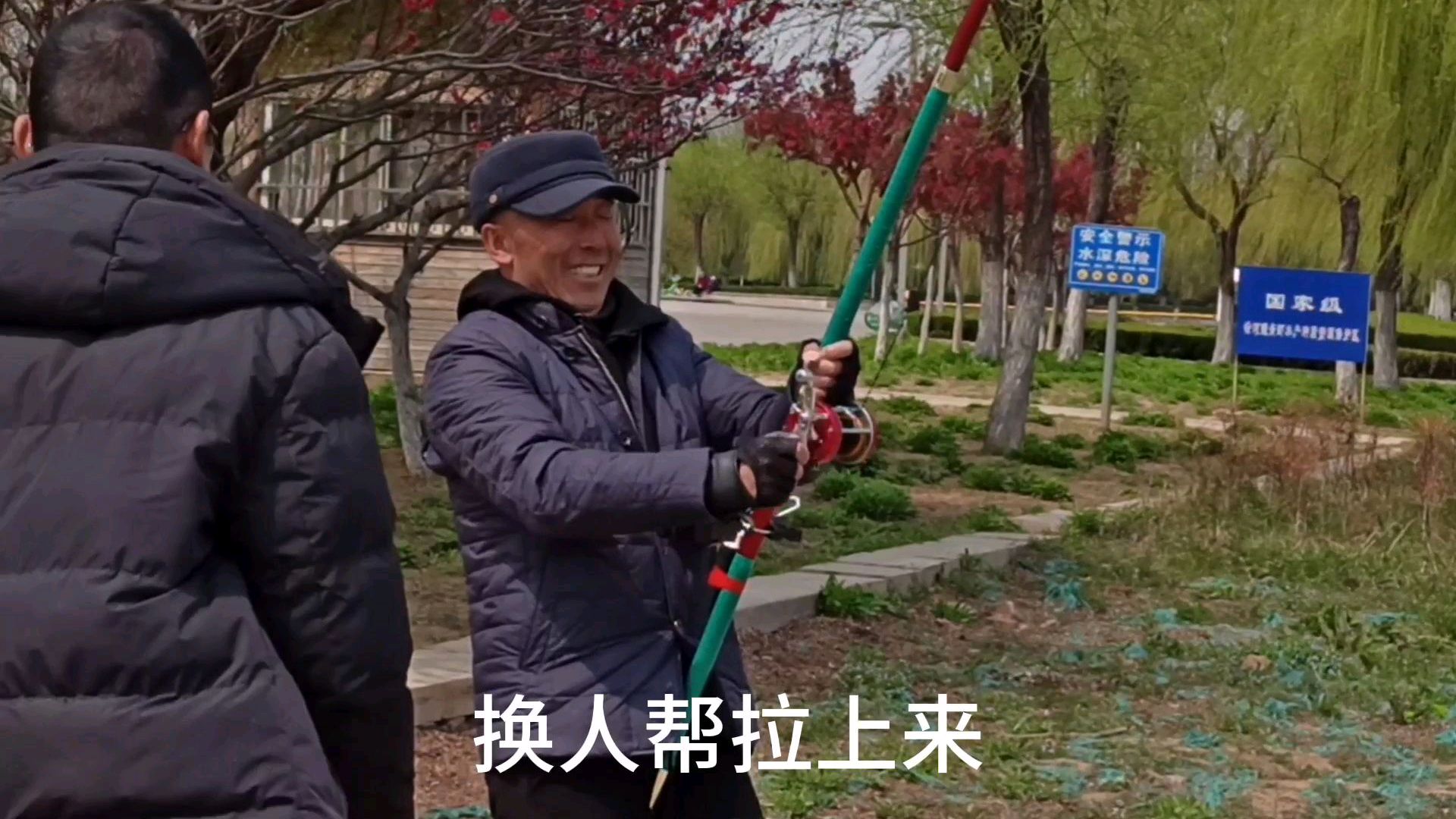 钓鱼牛人,不用鱼钩不用鱼饵,拿着钓鱼竿,演绎“愿者上钩”