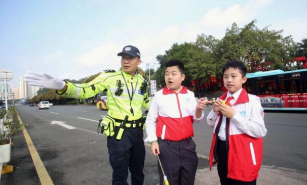 深圳市公安局民警李一明:假期每天提前上岗,确保辖区道路畅通