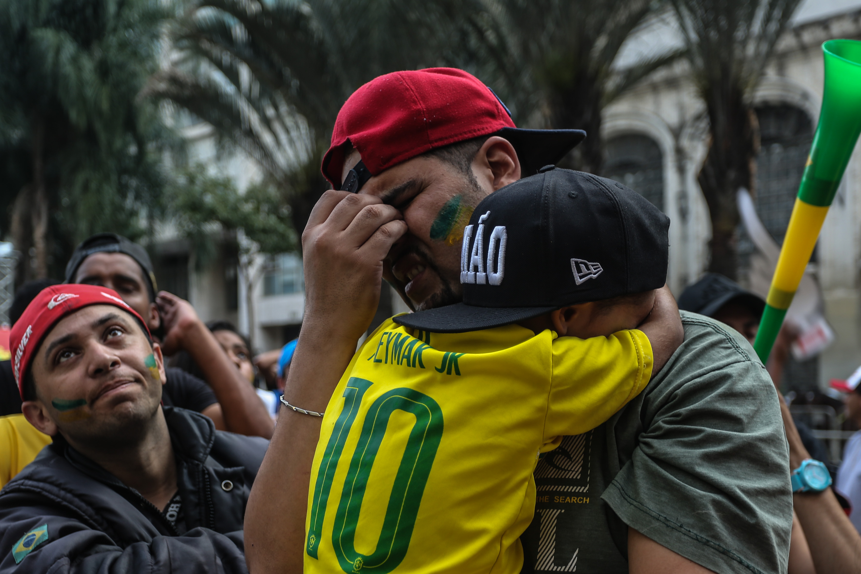 足球——巴西队无缘半决赛 圣保罗球迷伤心不已(3)