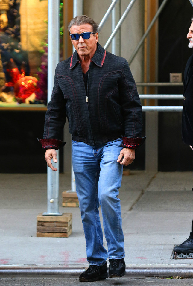 72岁史泰龙遛大街获娇妻女儿护驾 三人臂挽臂画面温馨养眼