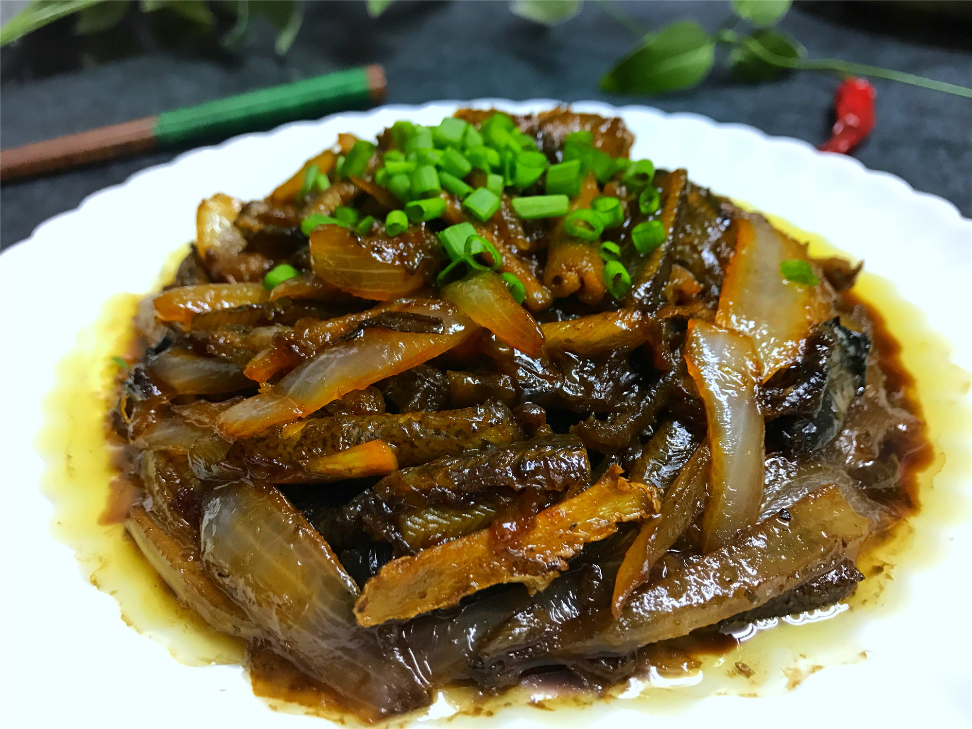 鳝丝的做法有多种,这道洋葱鳝丝是我们这儿一道很经典的做法,一改江浙