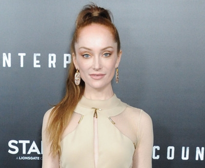 洛特·弗贝克,穿裸色美裙大秀性感s身材