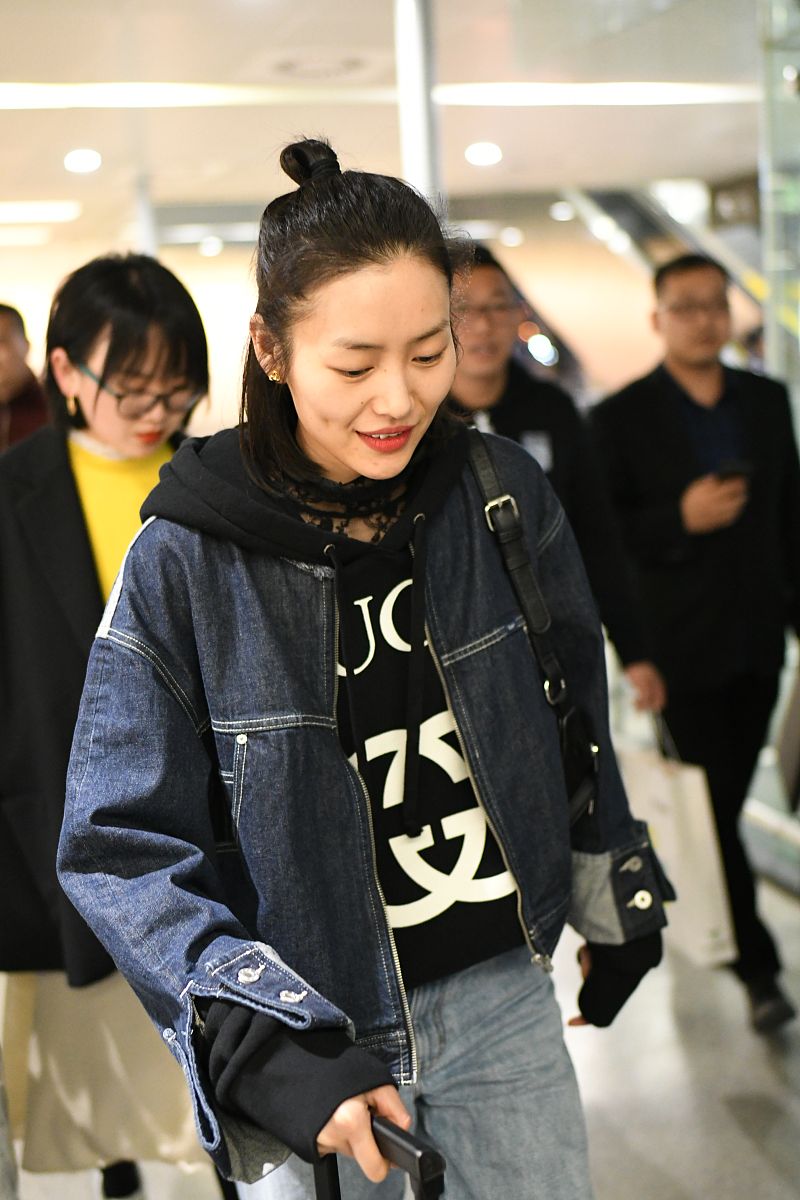 刘雯个性穿搭现身机场,笑容甜美扎丸子头利落大气