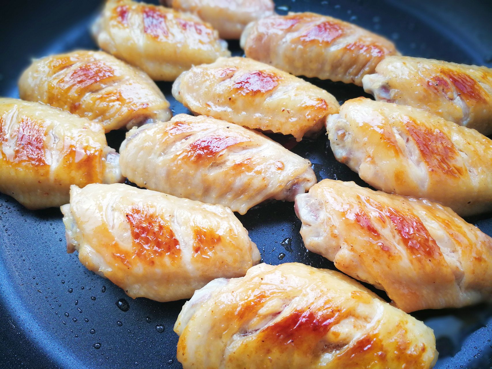 步骤五:将鸡翅在盘中摆好,然后在鸡翅上撒上胡椒粉和自己喜欢的香辛