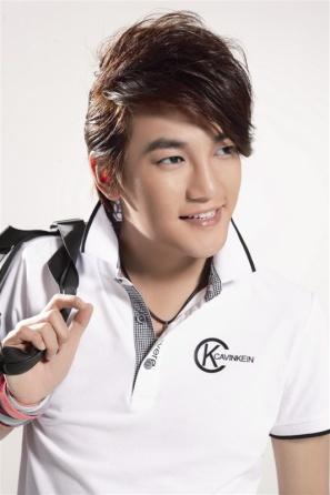 游乐王子不是何润东是袁奇峰,20岁出道帅成这样