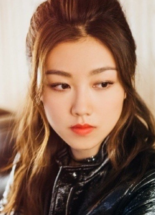 颜卓灵皮衣帅气写真,气质怡人,显得格外迷人