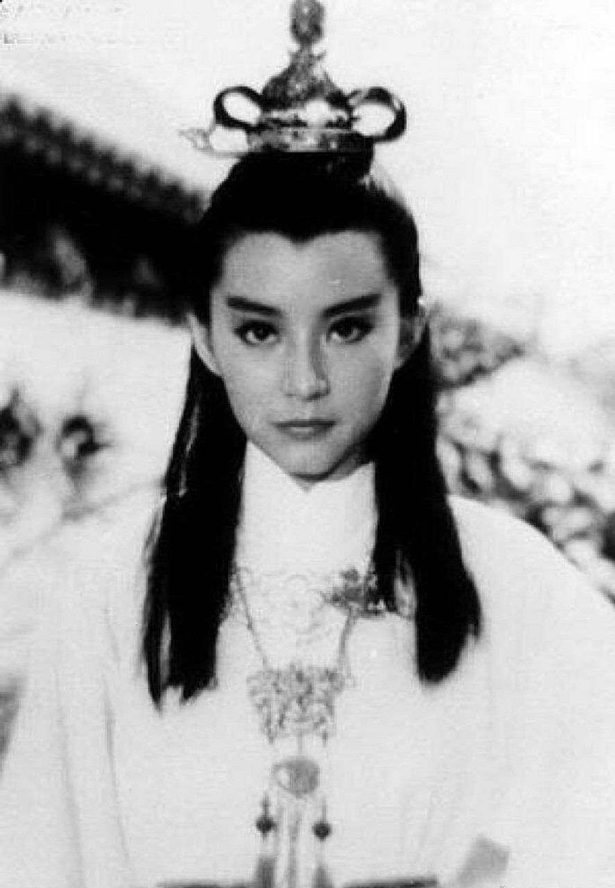 1977年,林青霞第一次在电影中反串,在邵氏电影《金玉良缘红楼梦》中