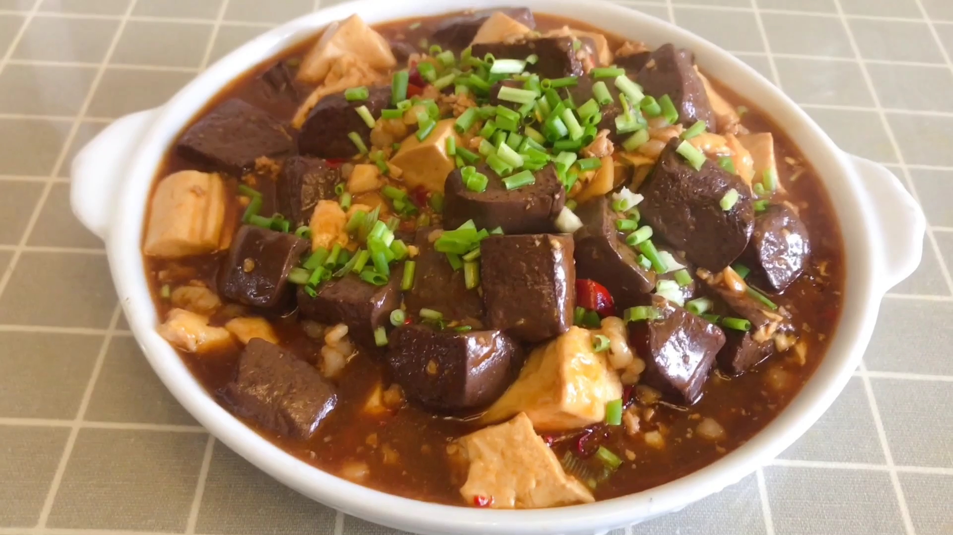 鸭血烧豆腐:简单小技巧,嫩滑不碎,香辣又美味的家常美食