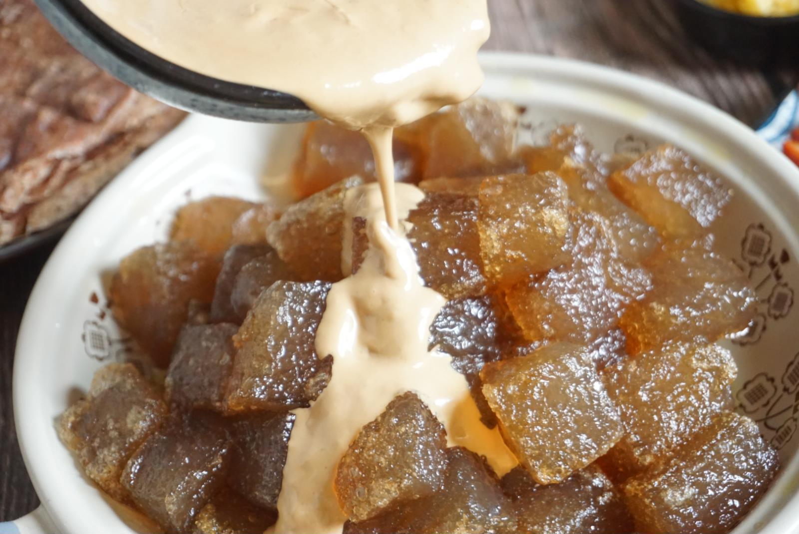 天津人二月二要吃煎焖子,焖子的做法特简单,调料汁这样调最好吃