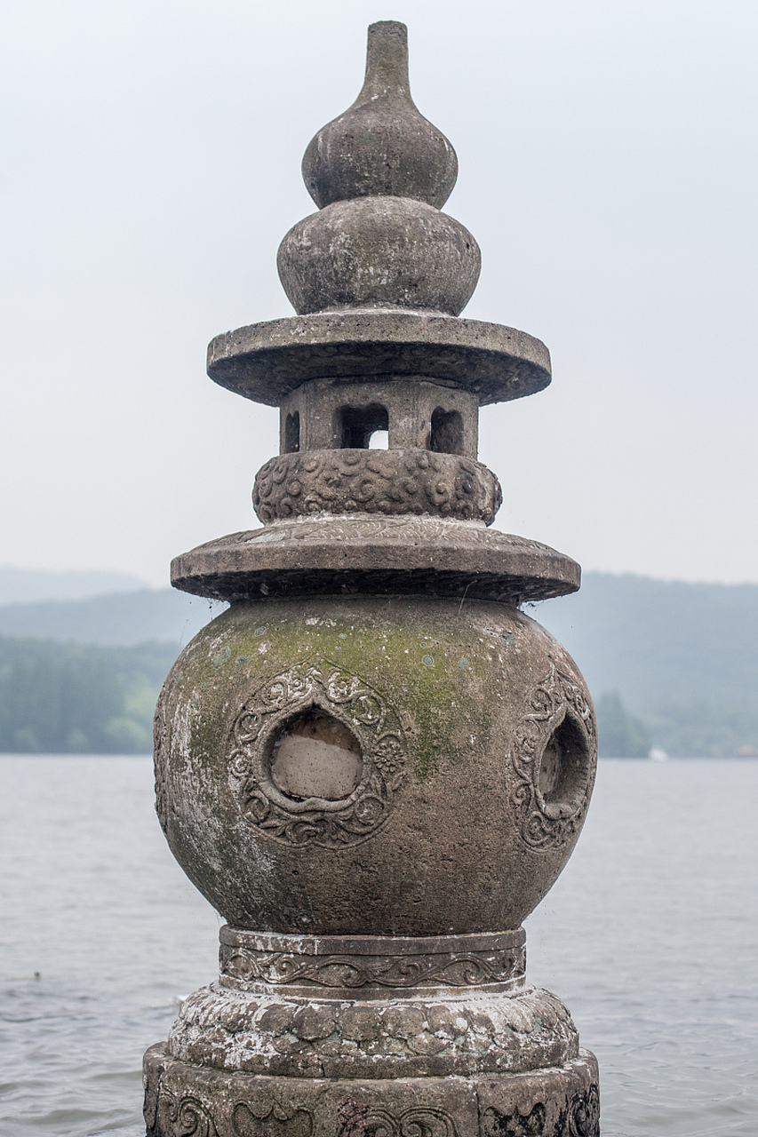 大家好,今天我们来到了杭州西湖的三潭印月,这里可是西湖十景之首哦.