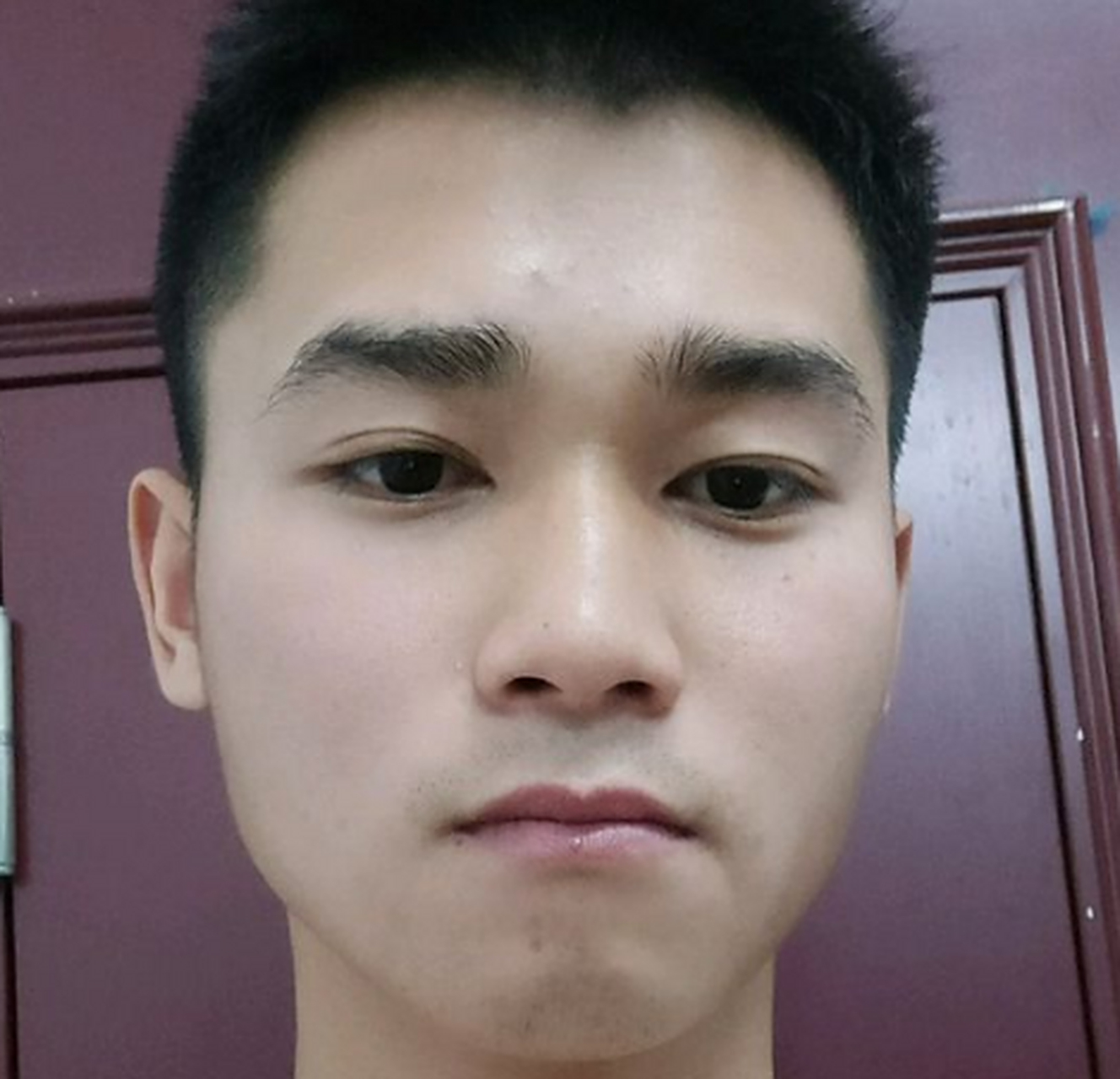 面相来看,眉头眉毛逆生,情绪控制能力很差,发际线呈m型,与父亲关系