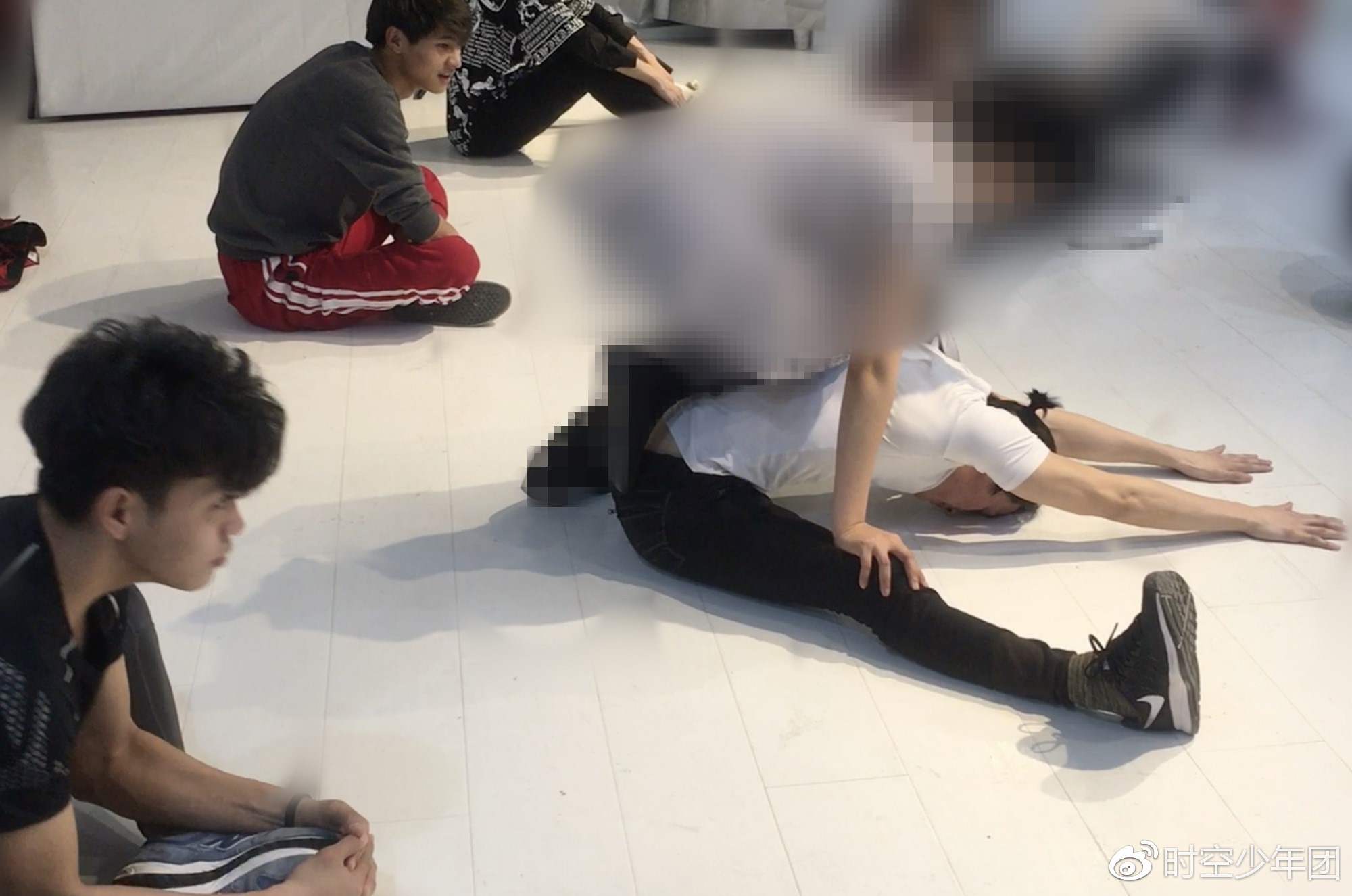 时空少年团成员公开亮相,为粉丝献歌快来为喜欢的小哥哥打call了