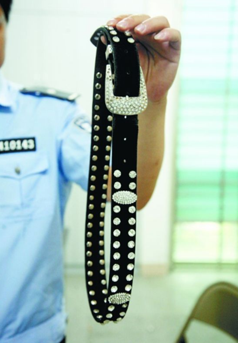 只因女儿一句话,他用皮带抽死妻子,怒称:她活着是我的耻辱