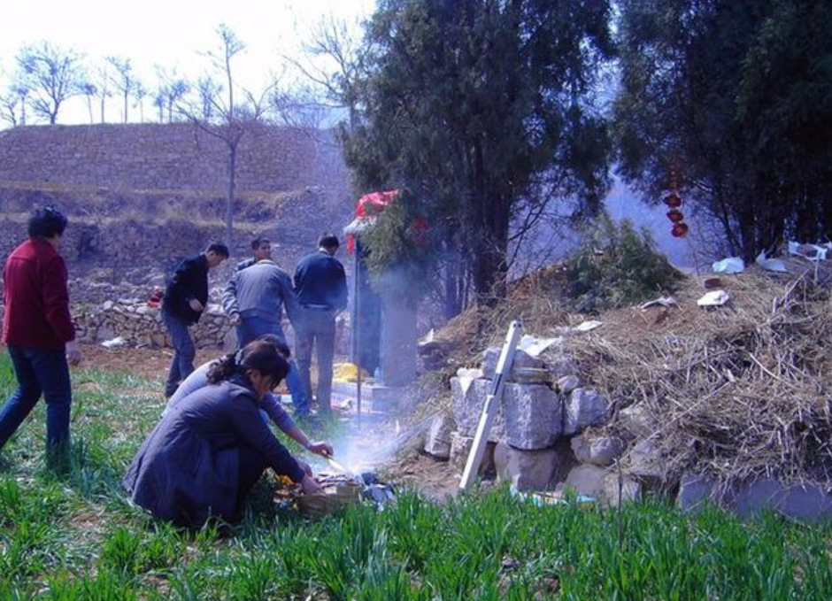 农民每年上坟的时候,都要在坟头上压几张纸,这是为何?