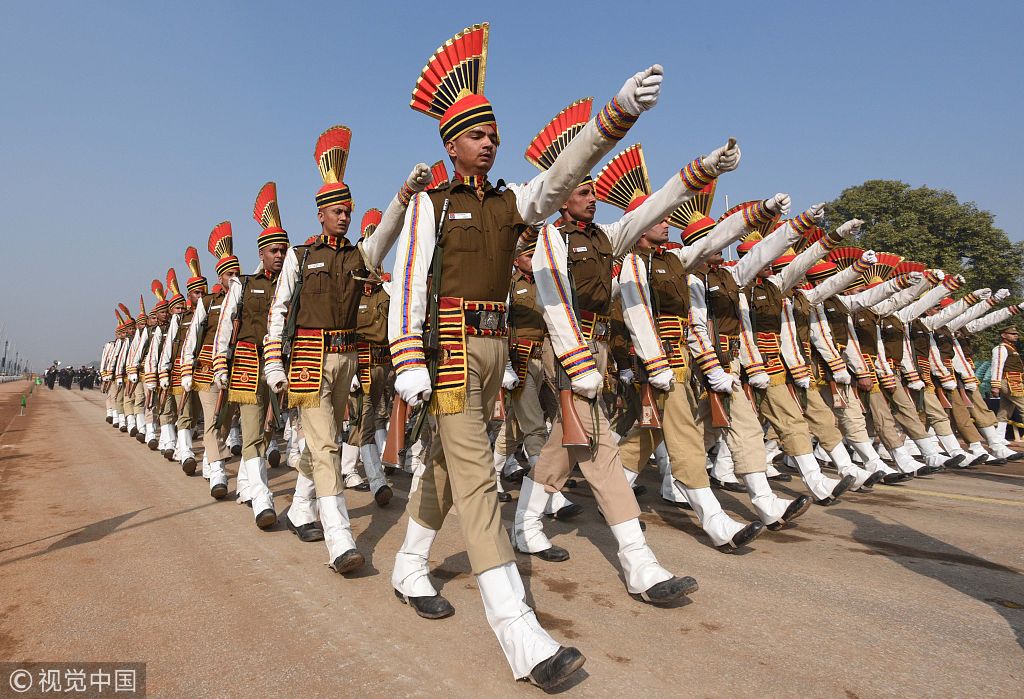 印度举行共和国日阅兵彩排  女兵团体秀摩托车叠罗汉特技