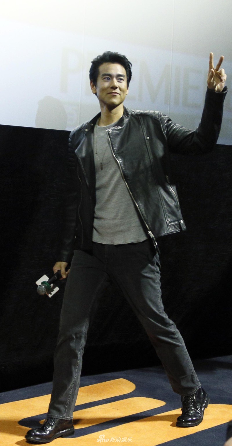 组图:彭于晏一袭黑色皮衣酷帅有型 敬礼姿势荷尔蒙爆棚
