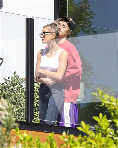 撒狗粮!比伯与海莉现身,两人在自家阳台上亲密紧搂肆意秀恩爱