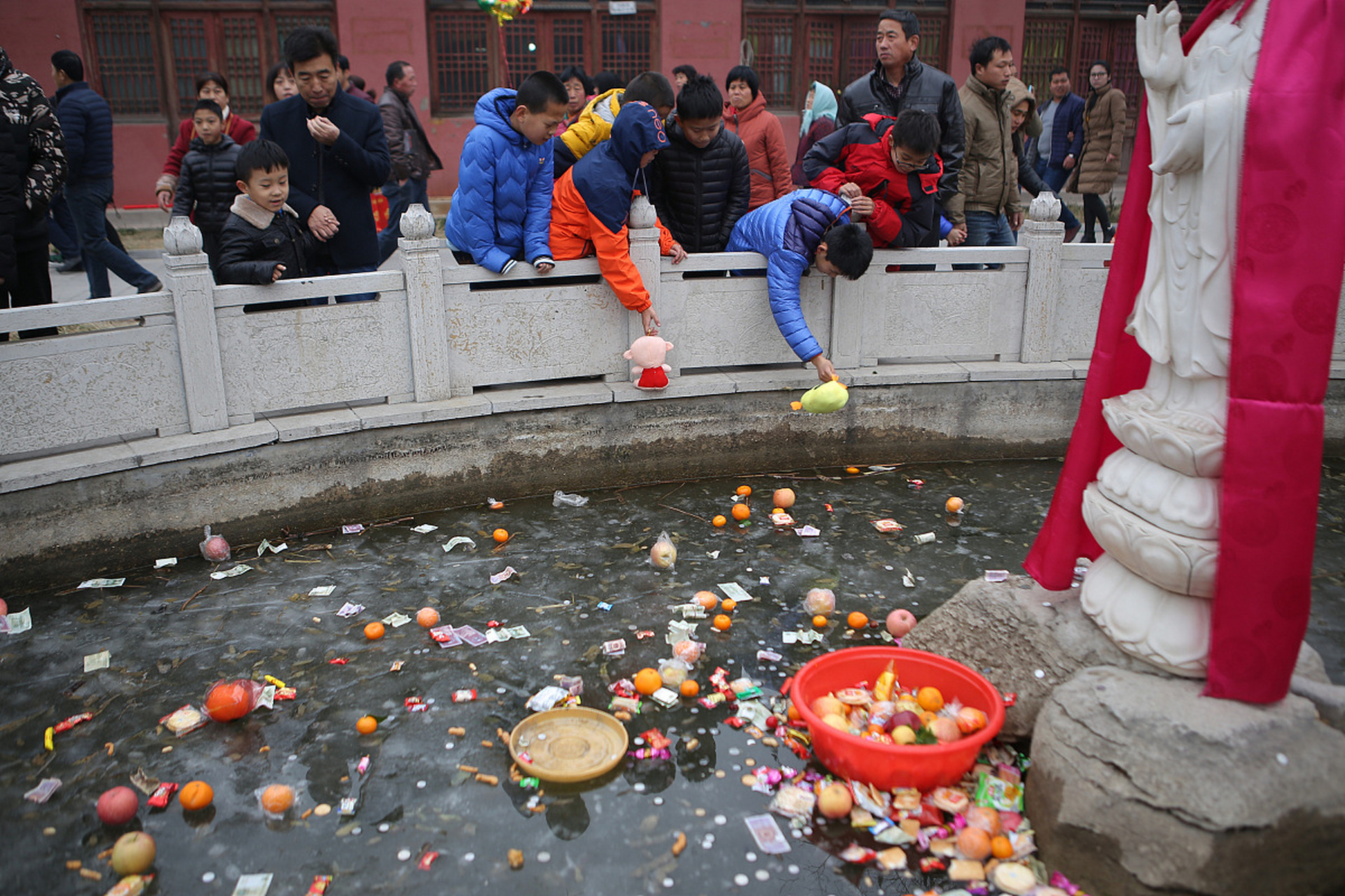 一名女子带孩子在景区许愿池捞硬币,有律师指其犯了盗窃罪.