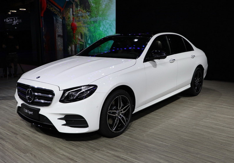 奔驰e级(进口)外观很动感,内饰很简单,却显得成熟稳重