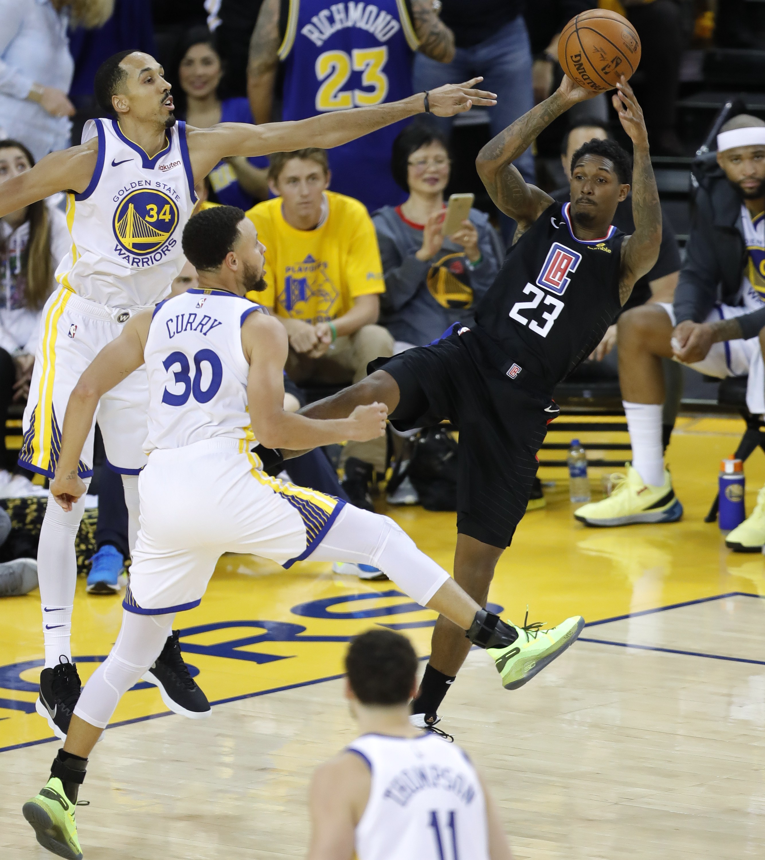 当日,在2018-2019赛季nba季后赛中,金州勇士队主场以121比