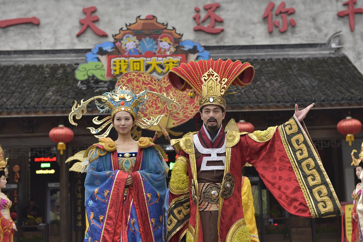 杭州宋城千古情是一座将宋朝文化与历史完美融合的主题乐园,游客可在