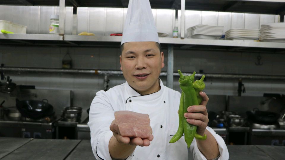 酒店厨师长教你:“尖椒炒肉片”的家常做法,肉质滑嫩,美味佳肴