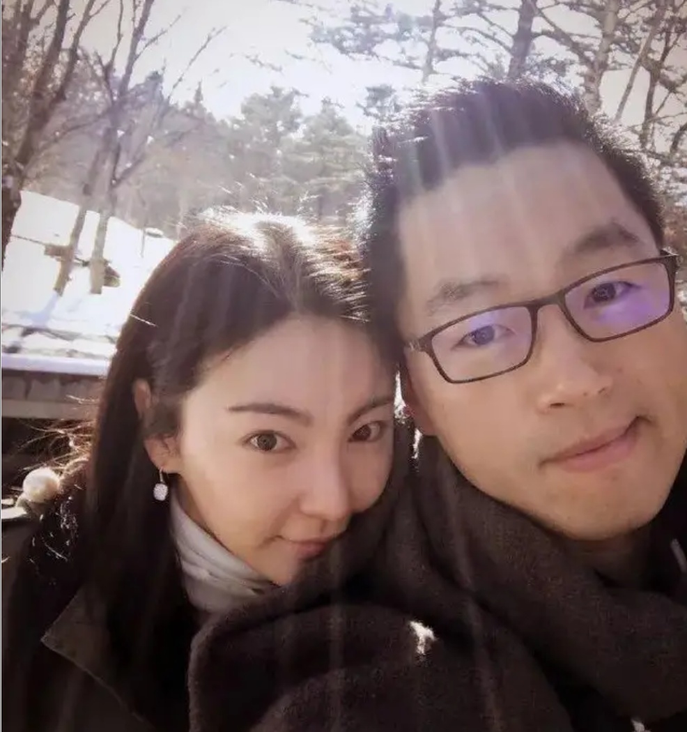 张雨绮与袁巴元复合后带儿女玩耍,性格火爆的她完全变了样子!