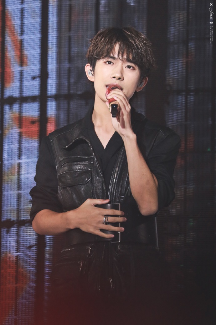 易烊千玺玊尔演唱会##易烊千玺1128十九岁生日快乐# 最美好的少年最 