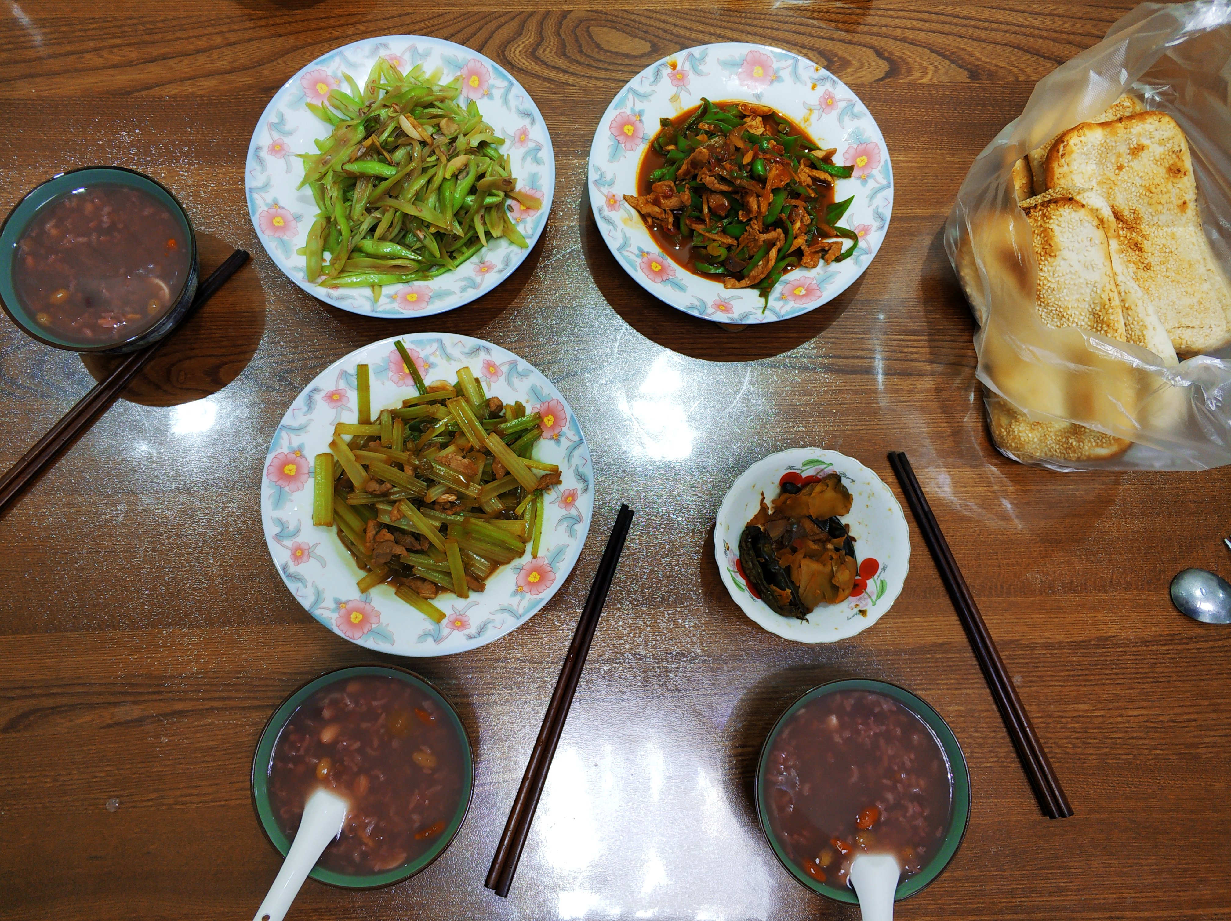 北方三口之家腊八节的晚饭,简单炒了三个菜,吃的热烤牌,真舒坦