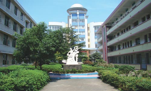 将同学扔下四楼摔成重伤,肇事学生面临判刑和巨额赔偿,教训惨痛