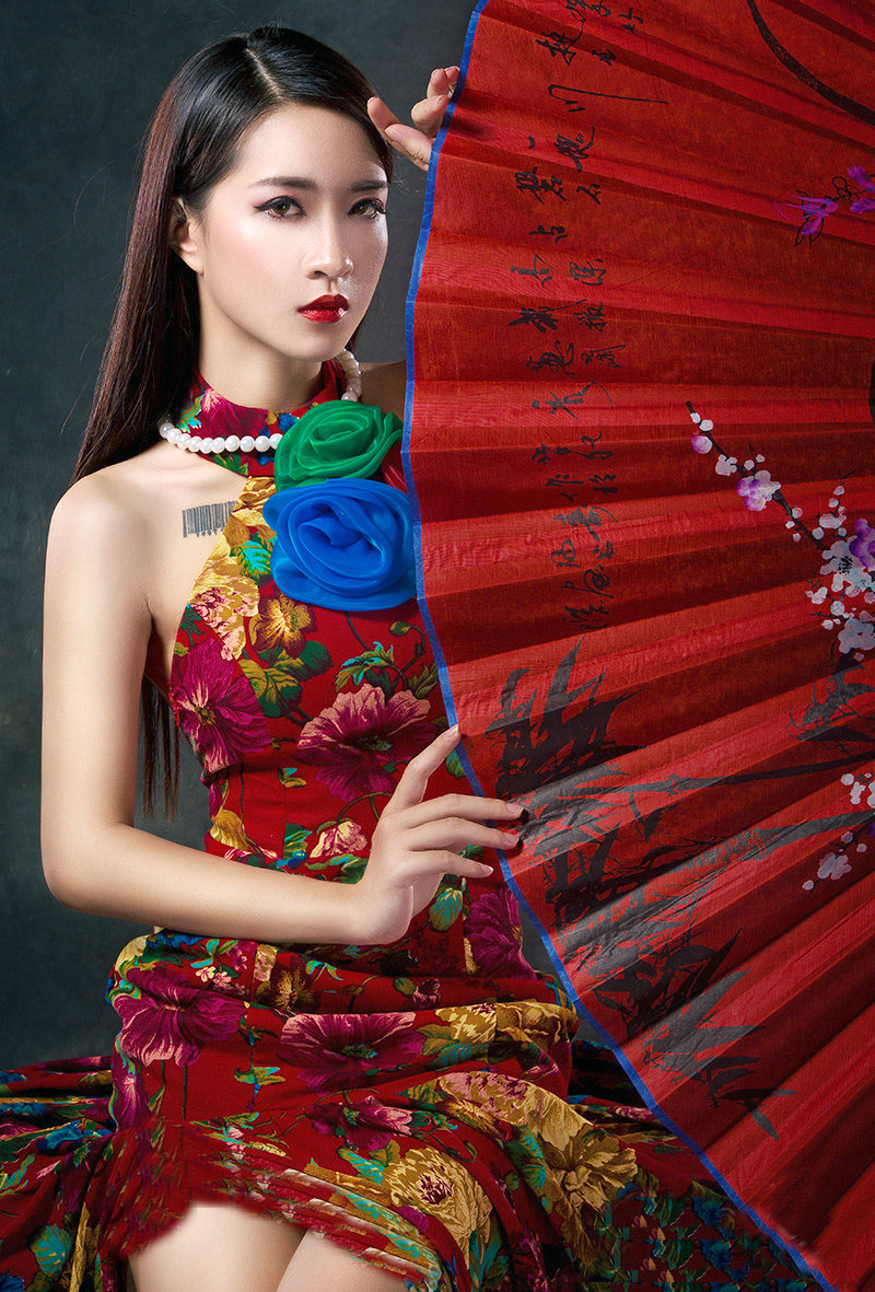 镜头下一个衣着美丽中国红的长发美女